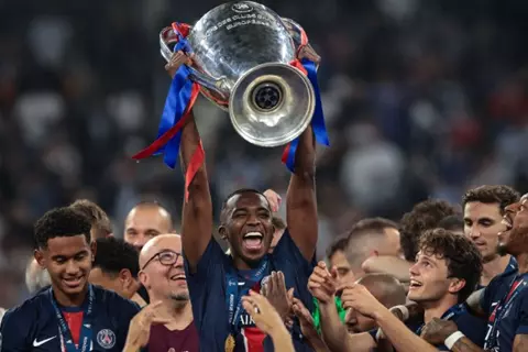 من صفقة صيفية إلى ركيزة أساسية.. باريس يكافئ مدافعه بعقد جديد